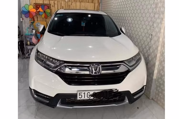 Dạo một vòng thị trường xe cũ để tìm hiểu giá xe Honda CR-V thế hệ mới, CR-V đời 2018 đang được chào bán rộng rãi với mức giá từ 920 – 1,030 tỷ đồng phụ thuộc vào phiên bản (L và G cao cấp) đi kèm với ODO đã lăn bánh. Trong đó phiên bản CR-V “E” thấp nhất cũng có giá khoảng loanh quanh ở mức 850 - 870 triệu đồng.