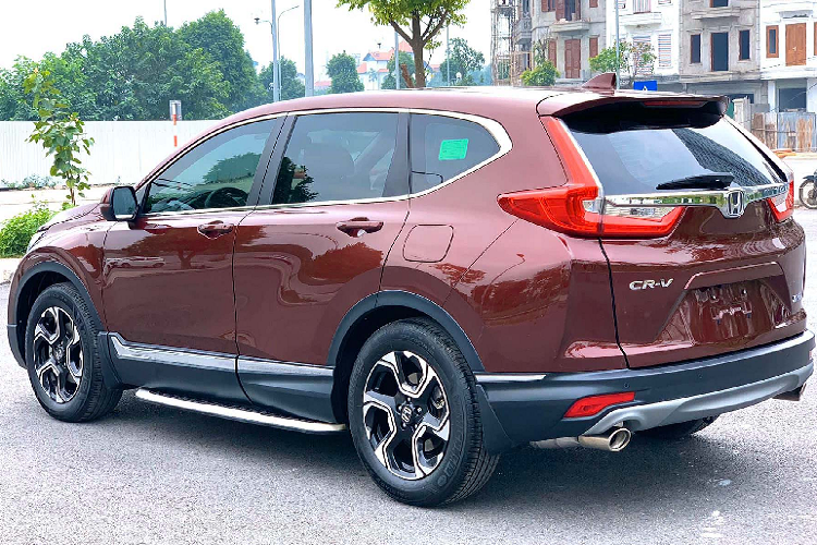 Tại thị trường Việt Nam, Honda CR-V có mặt từ rất sớm, trải qua nhiều thế hệ, CR-V là dòng xe bán chạy trong phân khúc CUV 5+2 chỗ ngồi với doanh số luôn nằm ở TOP đầu tại thị trường Việt. Mẫu CUV 5+2 nhà Honda luôn là lựa chọn của các khách hàng mua xe theo xu hướng “ăn chắc mặc bền”, thương hiệu mạnh, thiết kế xe trung tính không quá cầu kỳ giúp CR-V đáp ứng được thị hiếu của số đông người mua xe, bên cạnh động cơ bền bỉ, ít hỏng vặt đã được kiểm chứng.