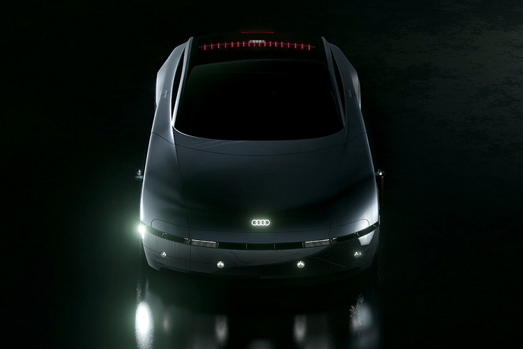 Ở đầu xe, Audi GT Concept thanh thoát khi cản trước và nắp capo không xuất hiện các gân dập nổi. Cụm đèn chiếu sáng cũng được thiết kế tối giản với 4 bóng LED tròn nằm và 2 dải LED định vị. Một điểm nhấn đáng chú ý khác là logo 4 vòng tròn phát sáng.