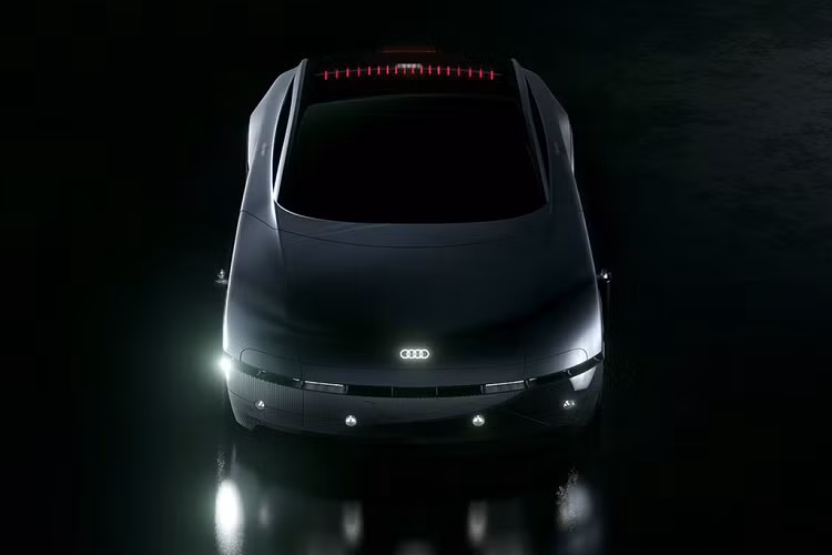 Ở đầu xe, Audi GT Concept thanh thoát khi cản trước và nắp capo không xuất hiện các gân dập nổi. Cụm đèn chiếu sáng cũng được thiết kế tối giản với 4 bóng LED tròn nằm và 2 dải LED định vị. Một điểm nhấn đáng chú ý khác là logo 4 vòng tròn phát sáng.