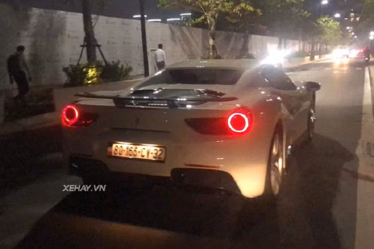 Xe vẫn sử dụng động cơ tăng áp kép V8 3,9 lít cho ra công suất 660 mã lực và 760Nm mô-men xoắn cực đại. Tuy nhiên, khả năng hiệu suất của 488 Spider mui trần bị giảm một chút so với Coupe, bởi nó có trọng lượng 1.420kg - nặng hơn bản Coupe 50kg.