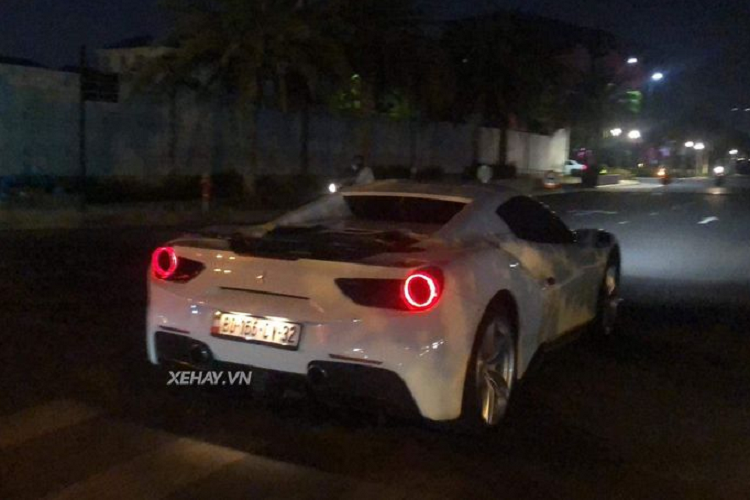 Ferrari 488 Spider màu độc sở hữu cặp la-zăng 5 chấu kép kích cỡ 20 inch độc đáo, kết hợp với điểm nhấn là hệ thống má phanh màu vàng nổi bật. Hốc hút gió được làm từ sợi carbon cao cấp và thể thao. Các khe hút gió dạng tổ ong sơn đen hứa hẹn sẽ tối ưu hoá khả năng lấy gió làm mát động cơ và lưu thông khí động học cho "Hoàng tử bạch mã".
