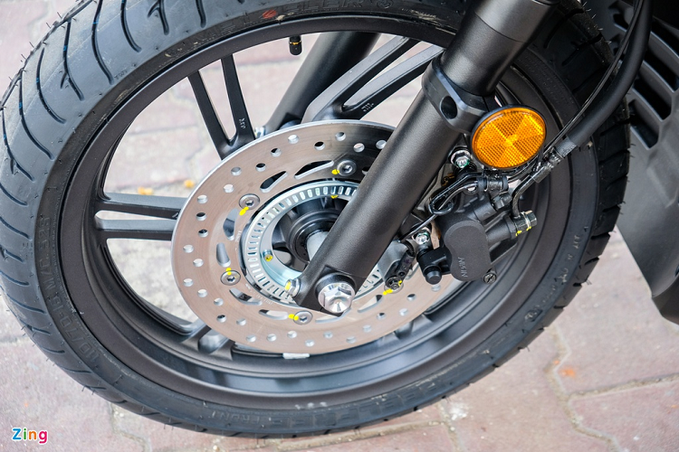 Các công nghệ trên Honda SH 300i Total Black Edition gồm hệ thống kiểm soát lực xoắn (HSTC) và phanh ABS 2 kênh.