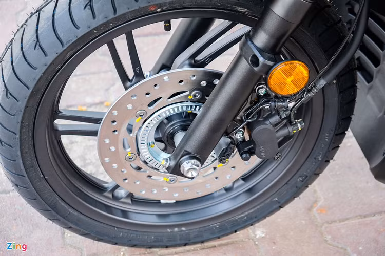 Các công nghệ trên Honda SH 300i Total Black Edition gồm hệ thống kiểm soát lực xoắn (HSTC) và phanh ABS 2 kênh.