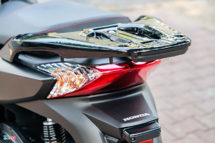 Honda SH 300i Total Black Edition sở hữu các số đo kích thước dài x rộng x cao tương ứng là 2.131 x 728 x 1.193 (mm), chiều dài cơ sở 1.438 mm và khối lượng ở mức 169 kg.