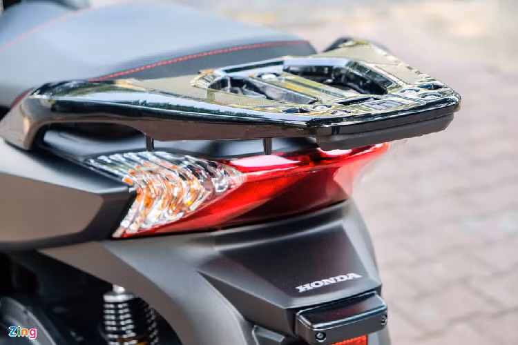 Honda SH 300i Total Black Edition sở hữu các số đo kích thước dài x rộng x cao tương ứng là 2.131 x 728 x 1.193 (mm), chiều dài cơ sở 1.438 mm và khối lượng ở mức 169 kg.