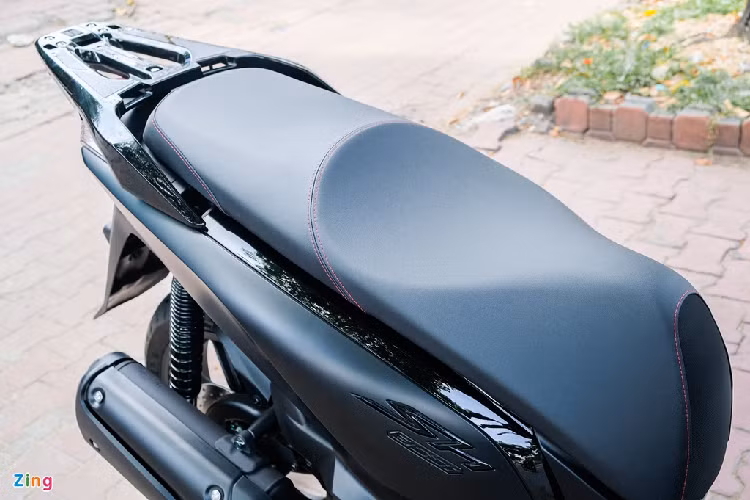 Xe sở hữu yên cao 805 mm, màu đen được chần chỉ đỏ tương phản. Dưới yên xe là bình xăng dung tích 9 lít và cốp có dung tích 19 lít.