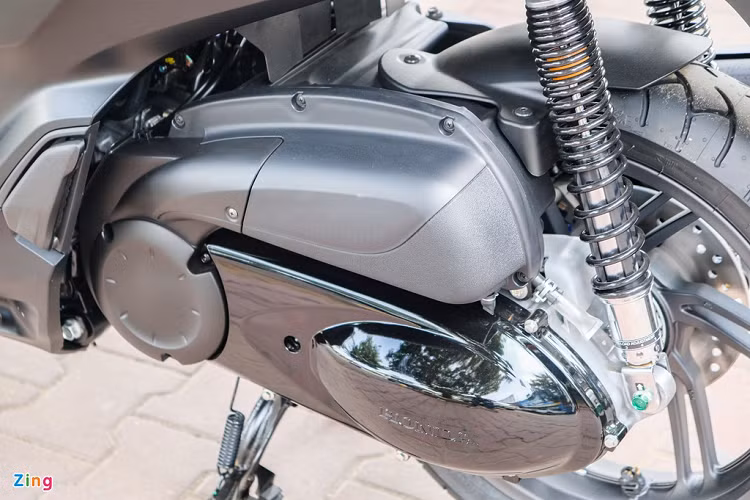 Tương tự Honda SH 300i tiêu chuẩn, phiên bản Total Black Edition sử dụng động cơ xy-lanh đơn, dung tích 279 cc, làm mát bằng chất lỏng sản sinh công suất 25,2 mã lực tại 7.500 vòng/phút và mô-men xoắn 25,5 Nm tại 5.000 vòng/phút.