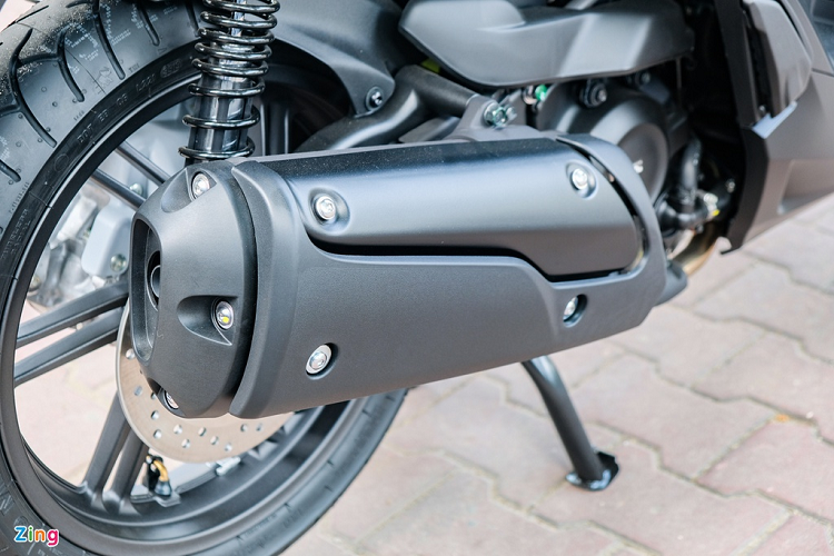 Theo đơn vị nhập khẩu, giá xe Honda SH 300i Total Black Edition trên 300 triệu đồng. So với SH 300i tiêu chuẩn đang được phân phối chính hãng với giá 276 triệu, SH 300i Total Black Edition đắt hơn 24 triệu đồng.