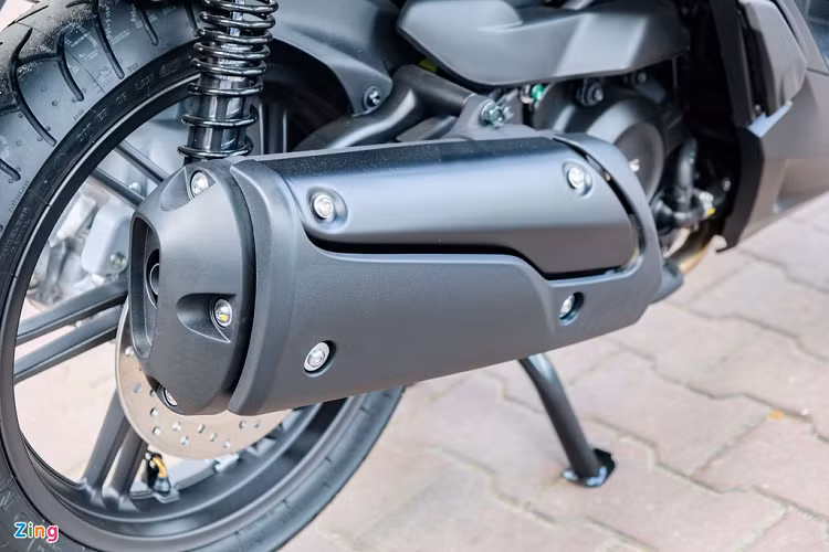 Theo đơn vị nhập khẩu, giá xe Honda SH 300i Total Black Edition trên 300 triệu đồng. So với SH 300i tiêu chuẩn đang được phân phối chính hãng với giá 276 triệu, SH 300i Total Black Edition đắt hơn 24 triệu đồng.