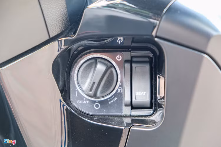 Honda SH 300i Total Black Edition được trang bị khóa thông minh với tính năng khởi động xe không dùng chìa.