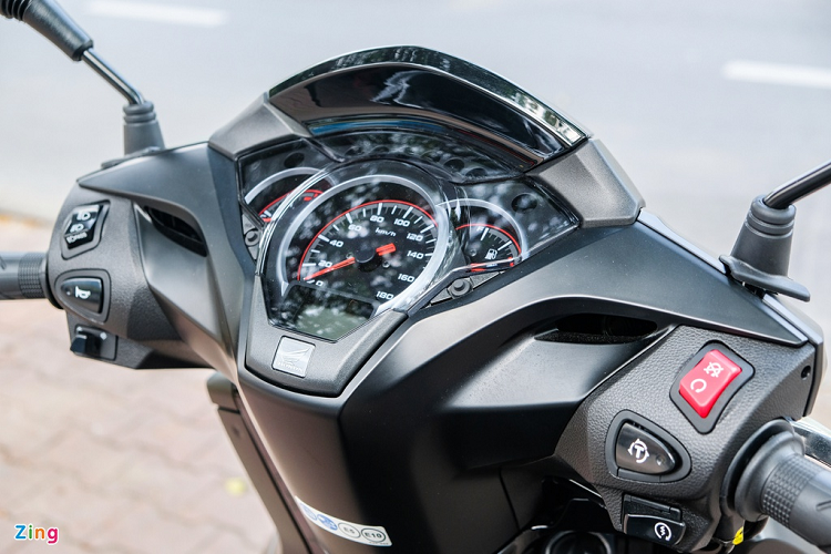 Các trang bị và công nghệ trên Honda SH 300i Total Black Edition tương tự phiên bản tiêu chuẩn. Bảng đồng hồ được chia thành 3 khu vực với đồng hồ tốc độ ở giữa và 2 đồng hồ phụ ở 2 bên. Là mẫu tay ga cao cấp nhất của Honda tại Việt Nam, SH 300i vẫn chưa sở hữu bảng đồng hồ kỹ thuật số dù trang bị này đã có mặt trên một số mẫu tay ga thấp hơn như SH 125i/150i, Air Blade.