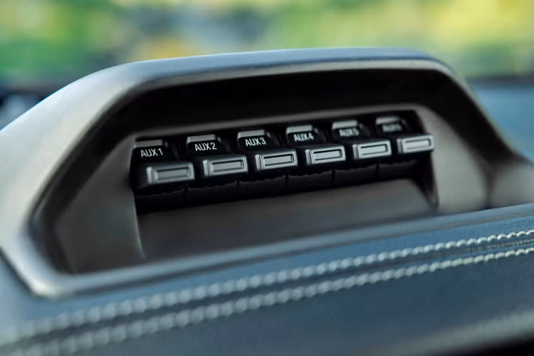 Ford cho biết khả năng chở hàng và kéo theo vật nặng của Ranger Tremor vẫn giữ ở mức lần lượt 648 kg và 3,4 tấn như model thông thường. Ranger Tremor có kiểu dáng hầm hố hơn. Người lái có thể chỉnh được tời, đèn chiếu sáng và bộ khí nén qua cơ cấu chỉnh mới trên bảng điều khiển.