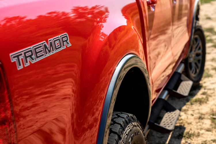 Ngoài ra, hãng xe Mỹ còn bổ sung nhiều trang bị mới như bọc gầm, khóa vi sai trục sau và hệ thống quản lý địa hình Terrain Management System với 4 chế độ lái cùng cơ chế kiểm soát hành trình off-road Trail Control.