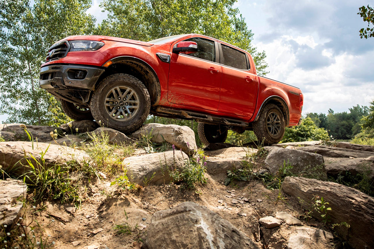 Khoang lái Ranger Tremor thêm nhiều chi tiết trang trí màu đen và da lộn, cùng logo “Tremor” trên lưng ghế. Ford cho biết khả năng chở hàng và kéo theo vật nặng của Ranger Tremor vẫn giữ ở mức lần lượt 648 kg và 3,4 tấn như model thông thường.