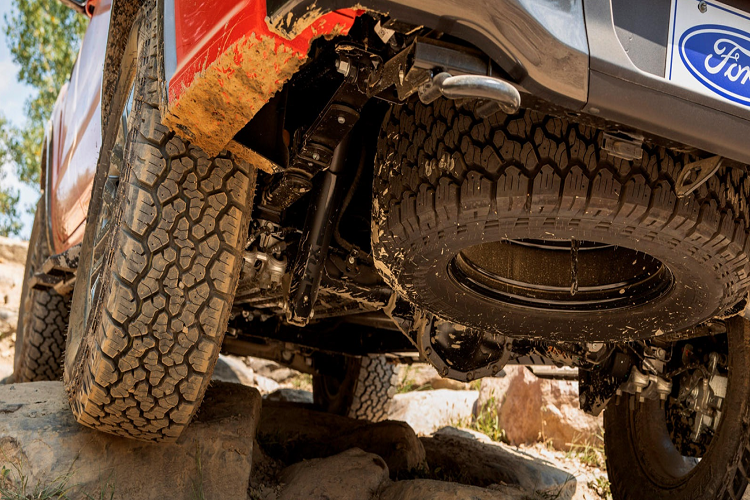 So với các model tiêu chuẩn, độ nhún của hệ thống treo trước và sau trên Ranger Tremor tăng lần lượt 16,5 cm và 20,5 cm. Góc tiếp cận, góc thoát và góc vượt đỉnh dốc của mẫu bán tải này cũng được cải thiện so với bản SuperCrew 4x4 tiêu chuẩn.