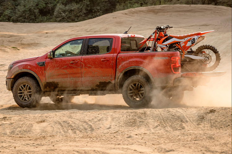 Khoang lái Ranger Tremor thêm nhiều chi tiết trang trí màu đen và da lộn, cùng logo “Tremor” trên lưng ghế.