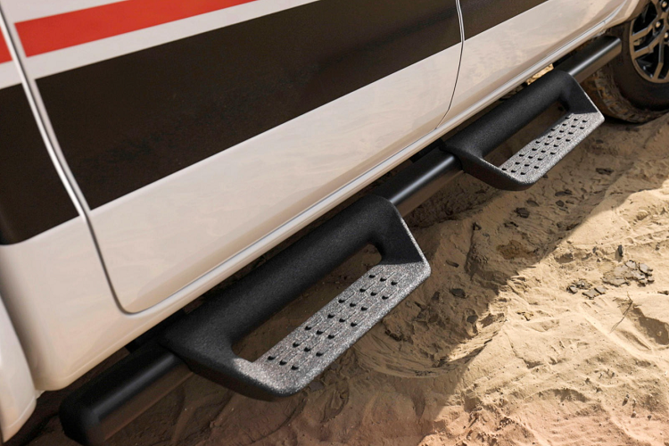 Một số điểm nhấn đáng chú ý ở biến thể bán tải Ford Ranger Tremor mới này như hệ thống treo có khả năng nâng hạ gầm xe, trục khuỷu được thiết kế lại. Xe được trang bị bộ mâm 17 inch mới đi kèm lốp địa hình Continental 32 inch..