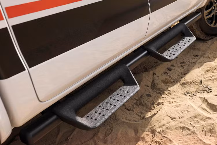 Một số điểm nhấn đáng chú ý ở biến thể bán tải Ford Ranger Tremor mới này như hệ thống treo có khả năng nâng hạ gầm xe, trục khuỷu được thiết kế lại. Xe được trang bị bộ mâm 17 inch mới đi kèm lốp địa hình Continental 32 inch..