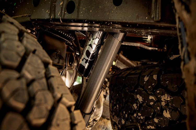 Với những khách hàng đam mê off-road, hệ thống giảm xóc một ống Fox 2.0 được tùy chỉnh đặc biệt giúp hỗ trợ kiểm soát xe là một trang bị đáng giá. Ngoài ra, cơ cấu lò xo trước và sau cũng được tinh chỉnh lại cho khả năng vượt địa hình khó tốt hơn. Ford cũng tiến hành việc giảm bớt độ cứng thanh chống lật, đồng thời thêm nhíp nhiều lá cho phần trục sau.