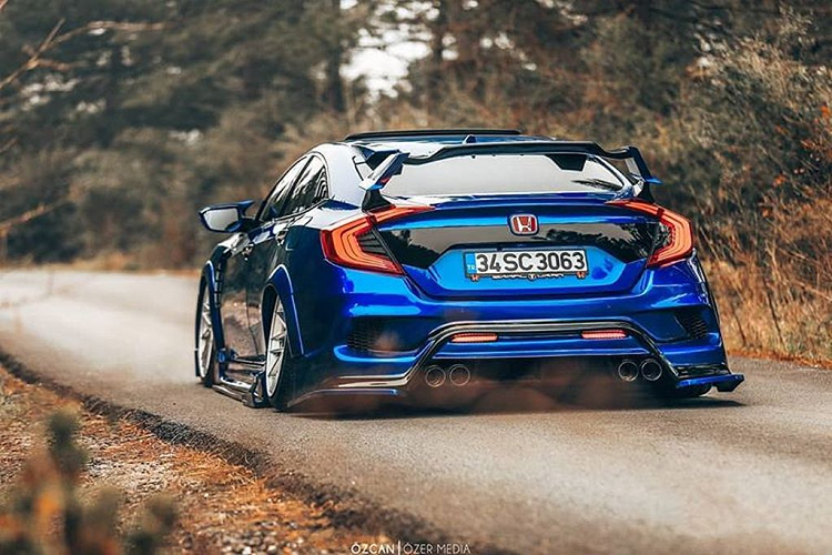 Xuất hiện tại Thổ Nhĩ Kỳ, chiếc CTR độ này gây xôn xao với lớp sơn rực “đốt mắt” cùng hệ thống gầm được hạ sát xuống mặt đất.