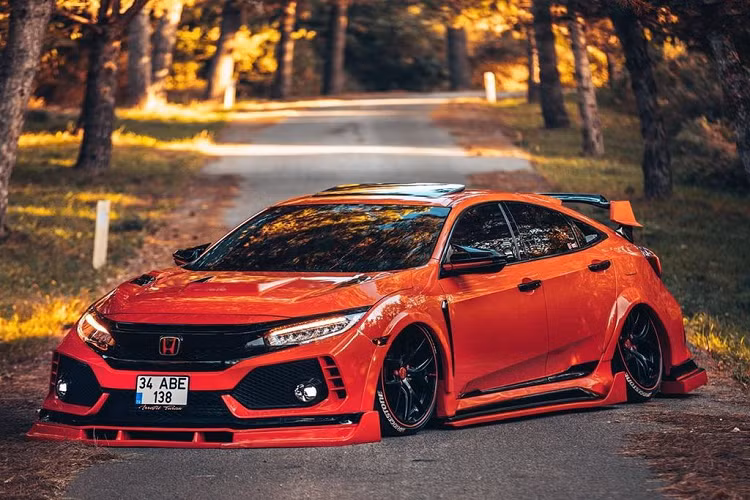 Do đó, nhiều chàng trai tại đây nay càng khao khát sở hữu cho riêng mình một chiếc Civic Type R (CTR) - chiếc xe nóng bỏng và hấp dẫn nhất phân khúc với hệ dẫn động cầu trước. Và trong bối cảnh ấy, Civic Type R bất ngờ xuất hiện trên thị trường Thổ Nhĩ Kỳ trong một bộ body kit “chẳng giống ai” tuy nhiên đã nâng chiếc xe lên một tầm cao mới.