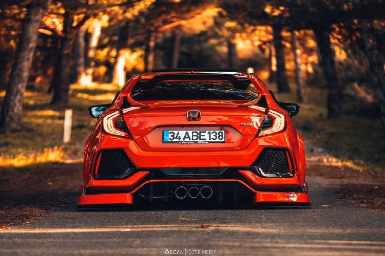 Có thể nói, các bản độ Honda Civic tại Thổ Nhĩ Kỳ luôn mang tới những cảm giác vô cùng giải trí trong đó có thể kể tới như Fiat Tipo cùng bộ cản của BMW M4 hay mẫu Audi RS5 bọc giả nhung.