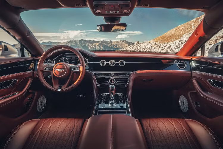 Cụ thể, mỗi chiếc Bentley Flying Spur mới sau khi xuất xưởng từ Vương quốc Anh sở hữu không dưới 350 miếng da được tô điểm độc đáo, thiết kế dành cho cho 60 bộ phận, xuất hiện trên phần lớn bề mặt nội thất của chiếc xe sedan siêu sang này. Và kết nối các mảng da này với nhau chính là hơn 3 km chỉ được sử dụng.