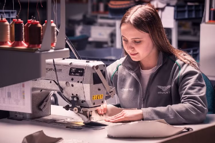 Qua đó, học viên sẽ được học về các kỹ thuật cần thiết để chế tạo nội thất của 1 chiếc Bentley theo tiêu chuẩn khắt khe nhất.