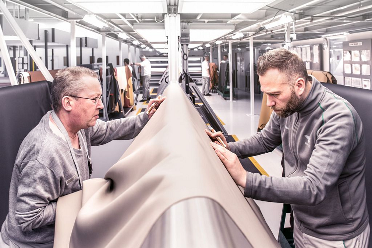 Về chất liệu, loại da thửa trên Flying Spur có nguồn gốc chính xác từ những con bò đực tại vùng Bắc Âu - một sản phẩm phụ trong ngành công nghiệp thịt. Sau đó, mỗi khoang nội thất đều phải qua tay của 141 người thợ thủ công Bentley trước khi sản phẩm được hoàn thiện. Ngoài ra, khách hàng sẽ có không dưới 14 màu nội thất để chọn lựa.