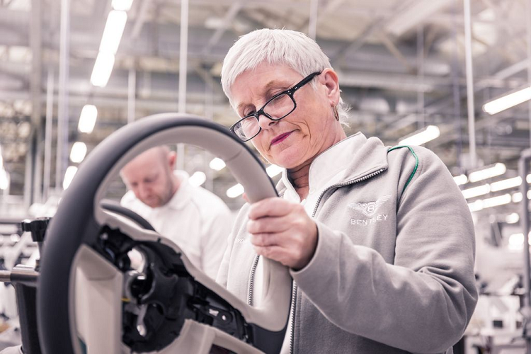 Khối công suất này được truyền tới các bánh xe thông qua hộp số tự động 8 cấp ZF.