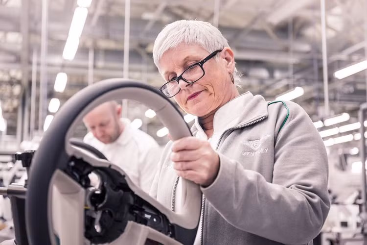 Khối công suất này được truyền tới các bánh xe thông qua hộp số tự động 8 cấp ZF.