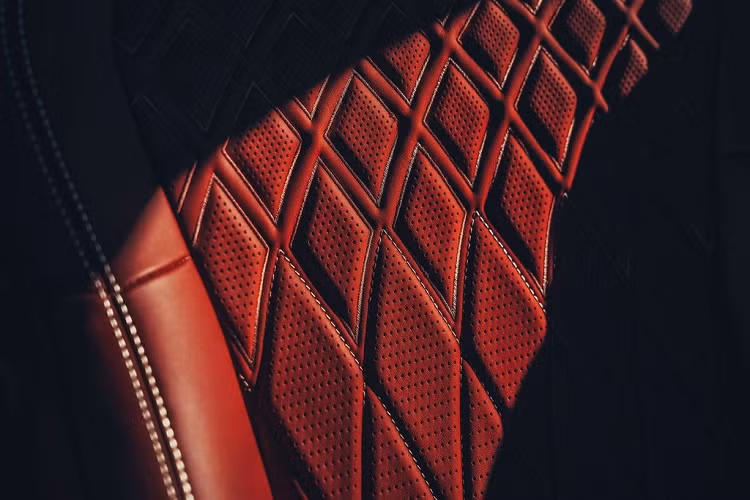 Về khâu sản xuất, không phải người thợ nào cũng được phân công nhiệm vụ hoàn thiện nội thất cho Bentley Flying Spur. Trên thực tế, 5 tháng là khoảng thời gian tối thiểu để Bentley đào tạo người thợ theo chương trình Bentley’s Master Trainers (tạm dịch là Khóa huấn luyện cấp cao).