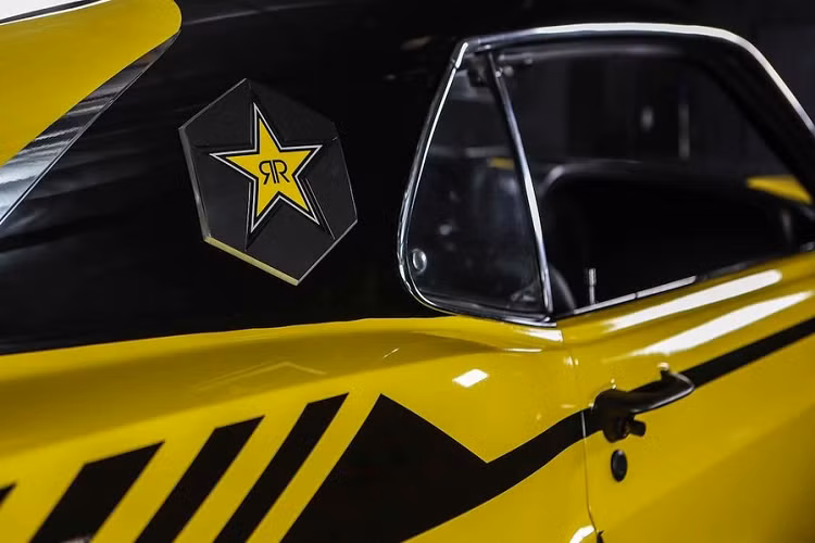 Cụ thể, chiếc Ford Mustang Quadra này đã được lắp một lưới tản nhiệt hoàn toàn mới, bao gồm cả huy hiệu Quadra, mà che phủ cả đèn pha, đồng thời có đèn sương mù và đi lùi hiện đại hơn, vỏ bọc “Quadra Yellow” độ với các chi tiết màu đen tương phản, và một bộ la-zăng Rotiform sơn đen.