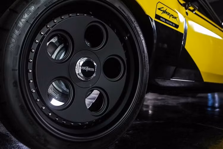 Quadra sẽ là phần thưởng dành cho một fan hâm mộ may mắn, và Rockstar Performance Garage không hề chia sẻ chi phí để làm nên chiếc xe cơ bắp Ford Mustang đặc biệt này.