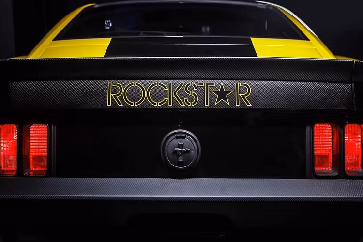 Chiếc Ford Mustang độc nhất vô nhị này được gọi là Quadra, tương tự tên mẫu xe trong game. Bắt đầu công việc với một chiếc Ford Mustang 1970 lắp đặt động cơ V8 dung tích 4.9 lít, đội ngũ Rockstar Performance Garage đã bổ sung nhiều cập nhật để thay đổi dáng vẻ và hiệu suất của chiéce xe cơ bắp già nua.