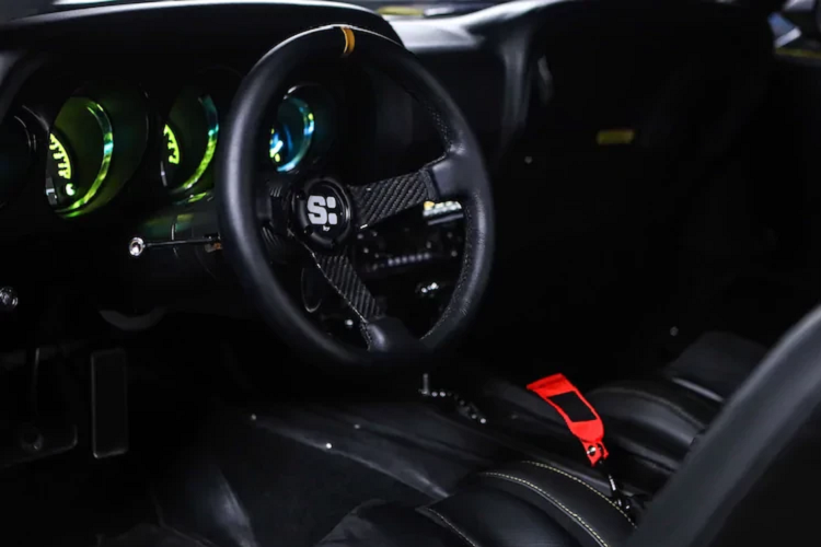 Thiết lập hệ thống treo cuộn dây, phanh đĩa ở cả 4 góc bánh, và một bộ lốp Mickey Thompson đảm bảo Quadra có thể tăng tốc, bẻ cua, và đốt lốp điệu nghệ.