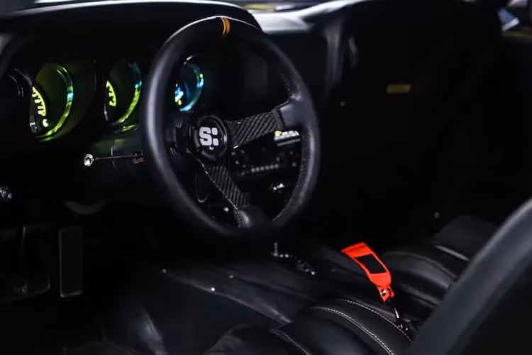 Thiết lập hệ thống treo cuộn dây, phanh đĩa ở cả 4 góc bánh, và một bộ lốp Mickey Thompson đảm bảo Quadra có thể tăng tốc, bẻ cua, và đốt lốp điệu nghệ.