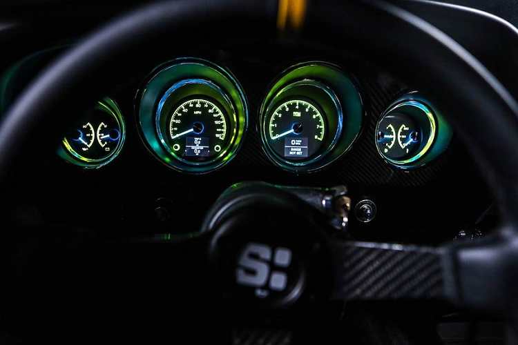 Ở bên trong, chiếc xe được trang bị ghế ngồi mới và nhiều điểm thay đổi bao gồm chi tiết trang trí bằng sợi carbon, một vô lăng 3 chấu thiết kế riêng, hệ thống âm thanh Kicker, và bảng đồng hồ nâng cấp với nhiều chủ đề màu sắc khác nhau.