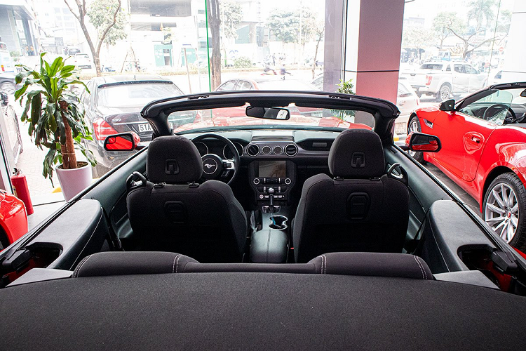 Hiện tại, giá xe Ford Mustang Convertible 2020 đang được chào bán với mức khoảng 2,990 tỷ đồng tại đại lý tư nhân ở Việt Nam, rẻ hơn đối thủ trực tiếp Chevrolet Camaro Convertible RS khoảng 1 tỷ đồng.