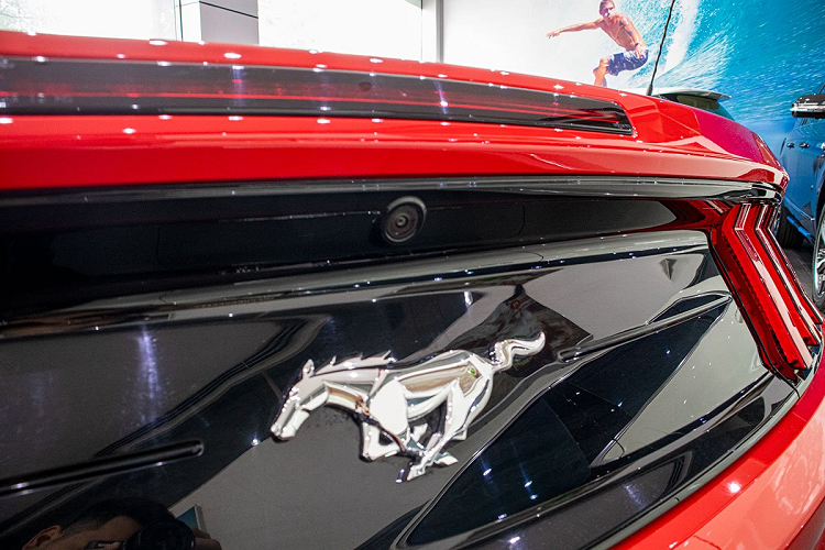 Khoang nội thất trên chiếc Ford Mustang Convertible 2020 có thiết kế không thực sự ấn tượng khi màn hình giải trí chìm trong táp-lô còn đối thủ Chevrolet Camaro đã sử dụng màn hình nổi. Hệ thống giải trí trên Ford Mustang là màn hình cảm ứng 7 inch với hệ thống SYNC 3 có hỗ trợ kết nối Apple CarPlay/USB/AUX/Bluetooth...