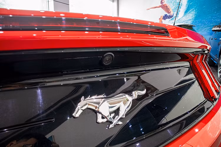 Khoang nội thất trên chiếc Ford Mustang Convertible 2020 có thiết kế không thực sự ấn tượng khi màn hình giải trí chìm trong táp-lô còn đối thủ Chevrolet Camaro đã sử dụng màn hình nổi. Hệ thống giải trí trên Ford Mustang là màn hình cảm ứng 7 inch với hệ thống SYNC 3 có hỗ trợ kết nối Apple CarPlay/USB/AUX/Bluetooth...