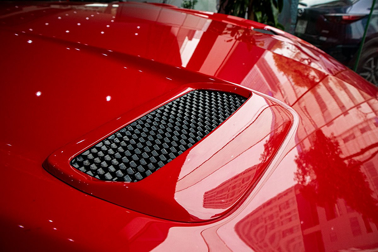 Ở phần thân, Ford Mustang Convertible 2020 sở hữu bộ la-zăng hợp kim đa chấu sơn đen bóng có kích thước 18 inch, bộ mâm xe này khá lớn so với một chiếc xe mui trần nhỏ như Ford Mustang. Như thường lệ, gương chiếu hậu trên Ford Mustang Convertible 2020 không kết hợp đèn xi-nhan giống các mẫu xe thể thao khác. Đặc biệt, phần mui của Ford Mustang mềm nên có thể đóng mở điện một cách nhanh chóng giúp chủ nhân thay đổi không gian.