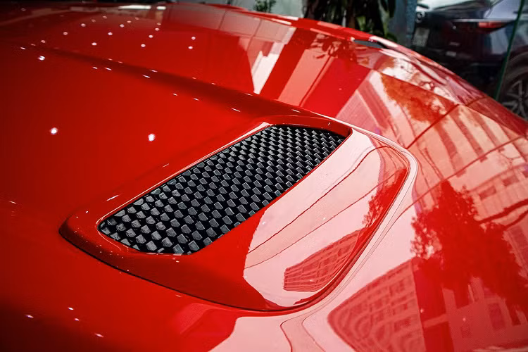 Ở phần thân, Ford Mustang Convertible 2020 sở hữu bộ la-zăng hợp kim đa chấu sơn đen bóng có kích thước 18 inch, bộ mâm xe này khá lớn so với một chiếc xe mui trần nhỏ như Ford Mustang. Như thường lệ, gương chiếu hậu trên Ford Mustang Convertible 2020 không kết hợp đèn xi-nhan giống các mẫu xe thể thao khác. Đặc biệt, phần mui của Ford Mustang mềm nên có thể đóng mở điện một cách nhanh chóng giúp chủ nhân thay đổi không gian.