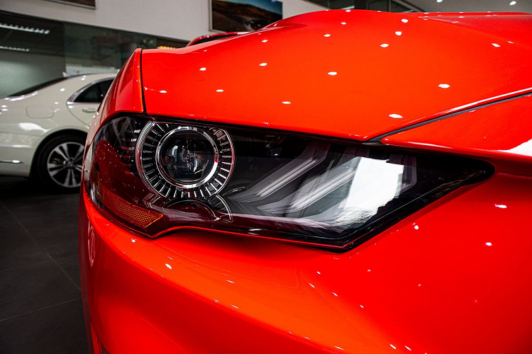 Ford Mustang hiện hành là thế hệ đã được giới thiệu trên toàn cầu từ năm 2017 nhưng như thường lệ xe sẽ về nước chậm hơn. Phiên bản mui trần của Ford Mustang mới sở hữu chất cơ bắp quen thuộc mang đến sự lựa chọn cho những khách hàng trẻ trung hướng đến một chiếc xe thể thao.