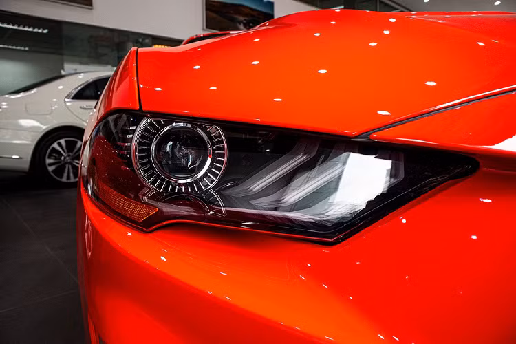 Ford Mustang hiện hành là thế hệ đã được giới thiệu trên toàn cầu từ năm 2017 nhưng như thường lệ xe sẽ về nước chậm hơn. Phiên bản mui trần của Ford Mustang mới sở hữu chất cơ bắp quen thuộc mang đến sự lựa chọn cho những khách hàng trẻ trung hướng đến một chiếc xe thể thao.