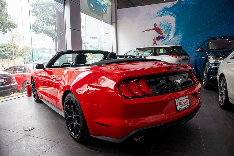 Đuôi xe Ford Mustang mui trần nổi bật nhờ cụm đèn hậu với thiết kế 3 dải LED ấn tượng được nối liền bởi dải nhựa sơn đen bóng có logo ở trung tâm. Ống xả đôi xuất hiện trên Ford Mustang Convertible 2020 kèm đèn phản quang kết hợp với hệ thống cản sau góc cạnh. Mẫu xe mui trần này vẫn được thiết kế với đèn phanh trên cao, camera/cảm biến lùi đều được trang bị đầy đủ.