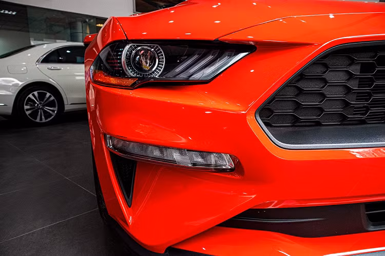 Cụ thể, đầu xe Ford Mustang Convertible 2020 có cụm đèn pha Bi-Xenon với tạo hình dữ dằn kết hợp cùng đèn chạy ban ngày 3 dây LED đầy ấn tượng như vuốt hổ. Ở cụm đèn pha trên chiếc xe hơi mới này cũng được kết hợp với đèn xi-nhan LED. Trong khi đó, đèn sương mù được chuyển xuống dưới kết hợp cùng hốc gió phía trước tạo thành hình móc câu.