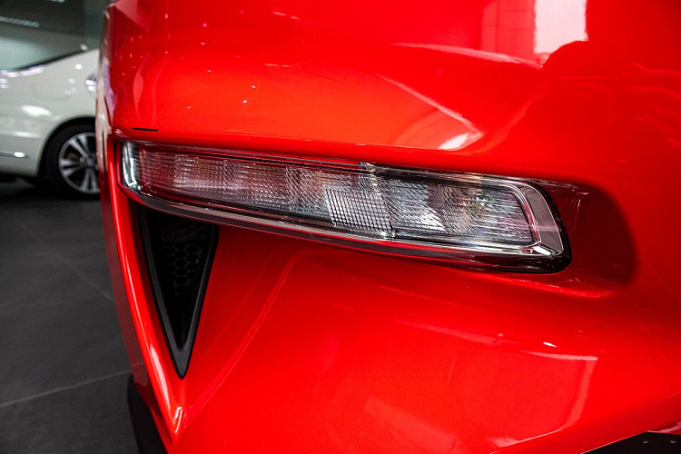 Lưới tản nhiệt trên Ford Mustang mui trần mới được sơn đen sần dạng tổ ong, trung tâm là logo "ngựa hoang" quen thuộc, do đây là dòng xe thể thao phát triển riêng nên logo Ford không xuất hiện. Cản trước trên Ford Mustang mui trần thiết kế dài phía trước cứng cáp và được sơn đỏ/đen kết hợp.