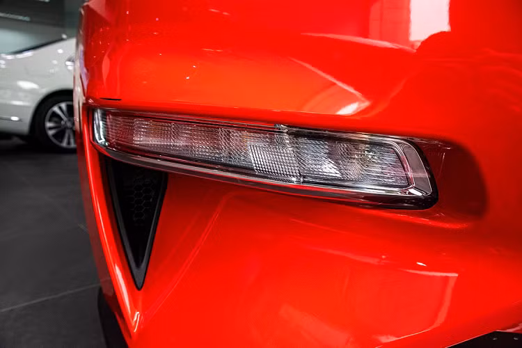 Lưới tản nhiệt trên Ford Mustang mui trần mới được sơn đen sần dạng tổ ong, trung tâm là logo "ngựa hoang" quen thuộc, do đây là dòng xe thể thao phát triển riêng nên logo Ford không xuất hiện. Cản trước trên Ford Mustang mui trần thiết kế dài phía trước cứng cáp và được sơn đỏ/đen kết hợp.